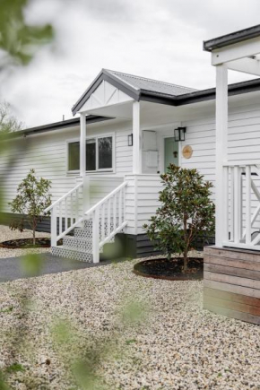 Facing the Sun 5 min walk to beach & sleeps 8, Rye